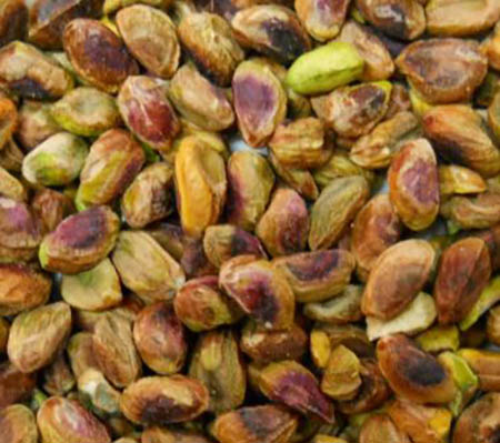puñado de pistachos mondados iraní