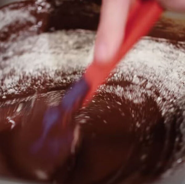manteca de cacao en polvo sobre cobertura de chocolate fundido